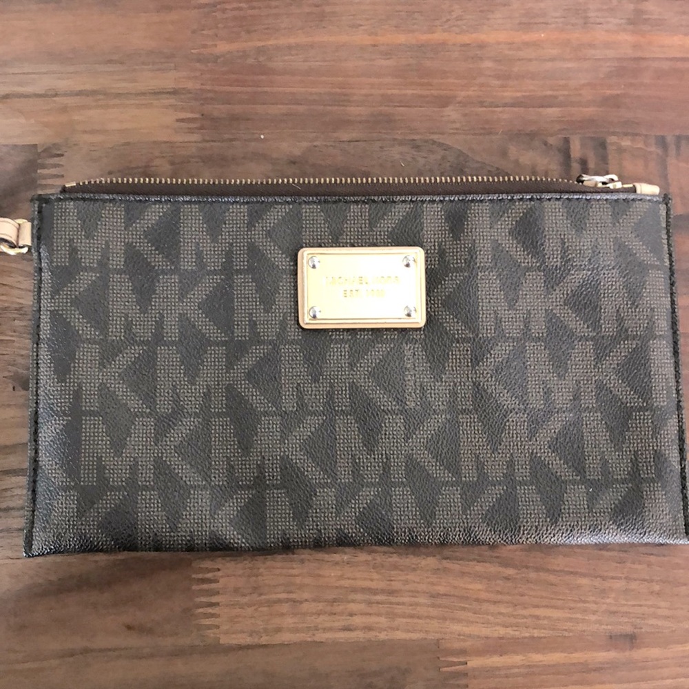 Michael kors wristlet